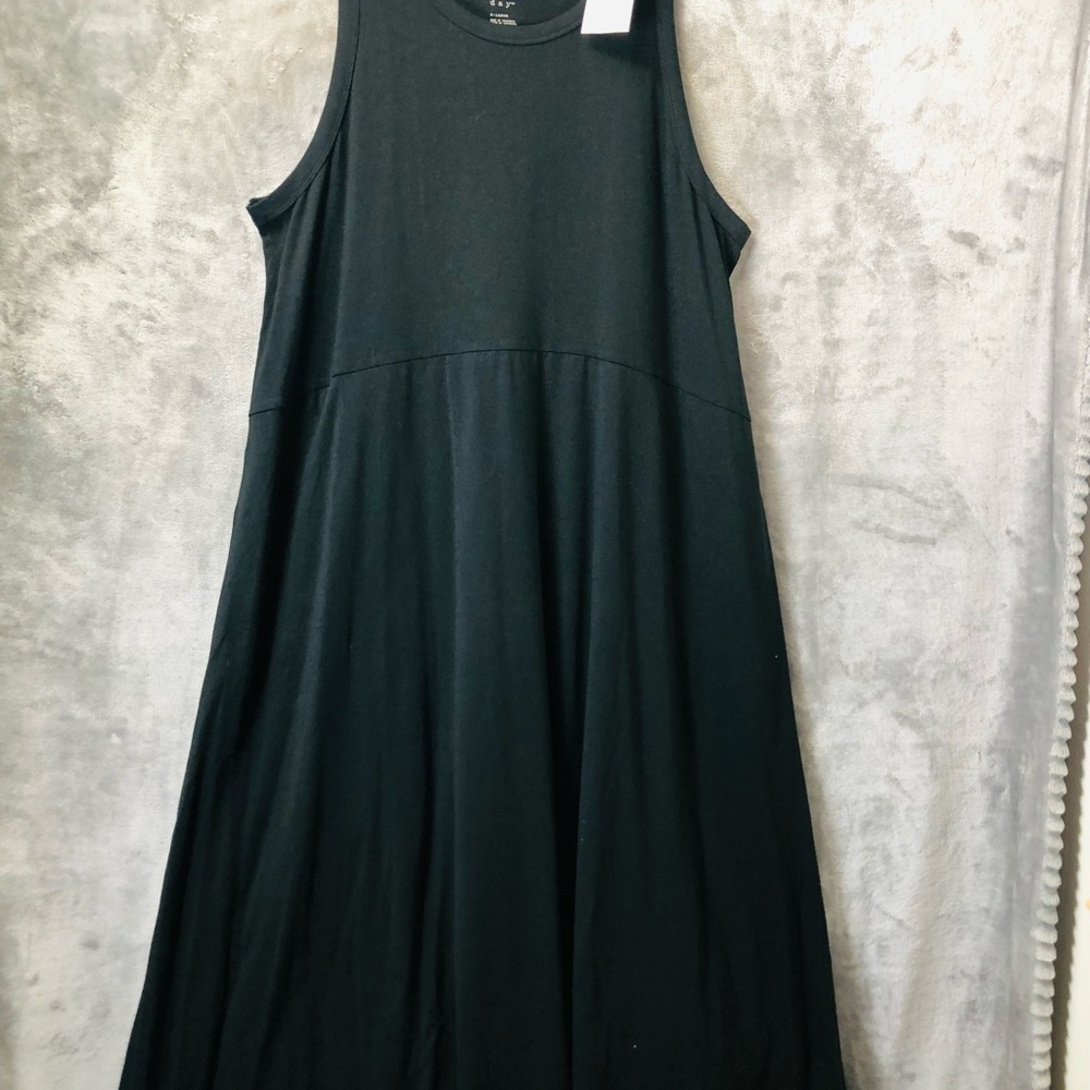 Elegant Black Sleeveless Dress - Picture 3 of 10